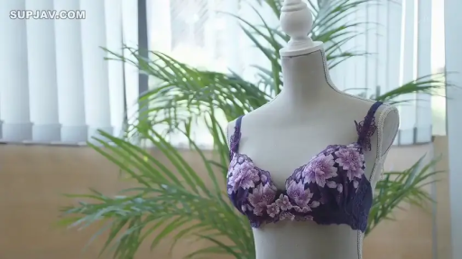 室内 · 展示 · 上半身特写 · 直立 · 蕾丝 · 人体模特 · 紫色花卉刺绣文胸