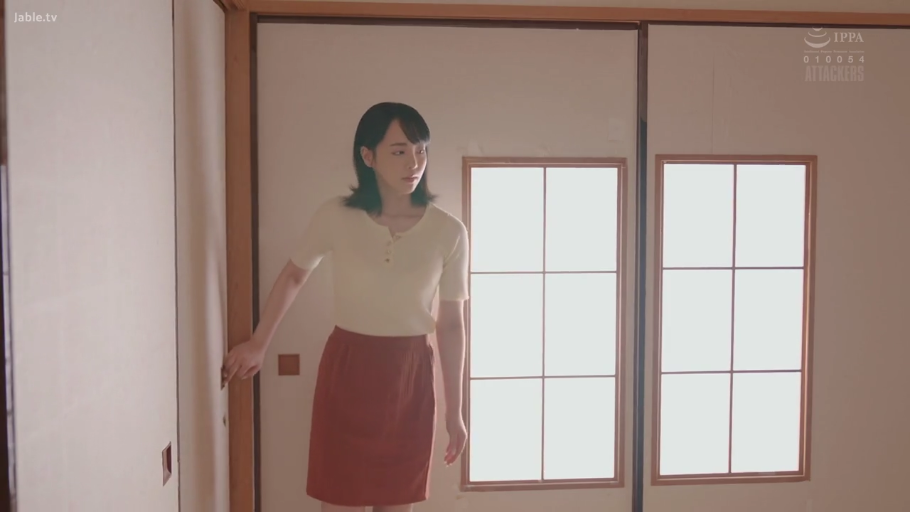平静 · 推车行走 · 全身特写 · 户外街道 · 粉色低胸上衣 · 婴儿车 · 育儿 · 人妻系列