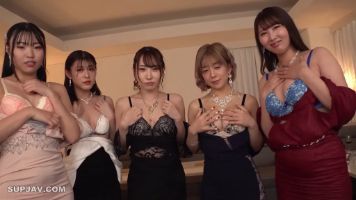 卧室 · 上半身 · 站姿 · 诱惑 · 内衣 · 注视镜头 · 共演 · 珠宝首饰