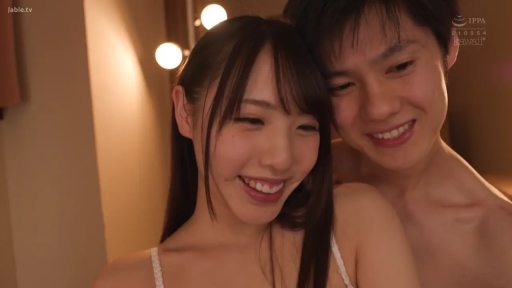 室内 · 脸部特写 · 拥抱 · 白色内衣