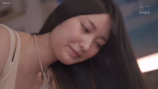 室内 · 面部特写 · 温柔 · 侧颜 · 米色背心 · 低头垂首 · 细项链 · 凝视下方