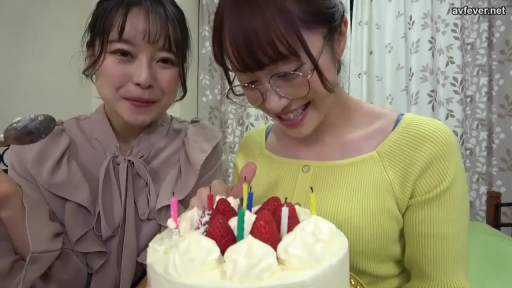 室内 · 并排坐 · 针织衫 · 上半身 · 双人 · 开心 · 生日蛋糕 · 庆祝