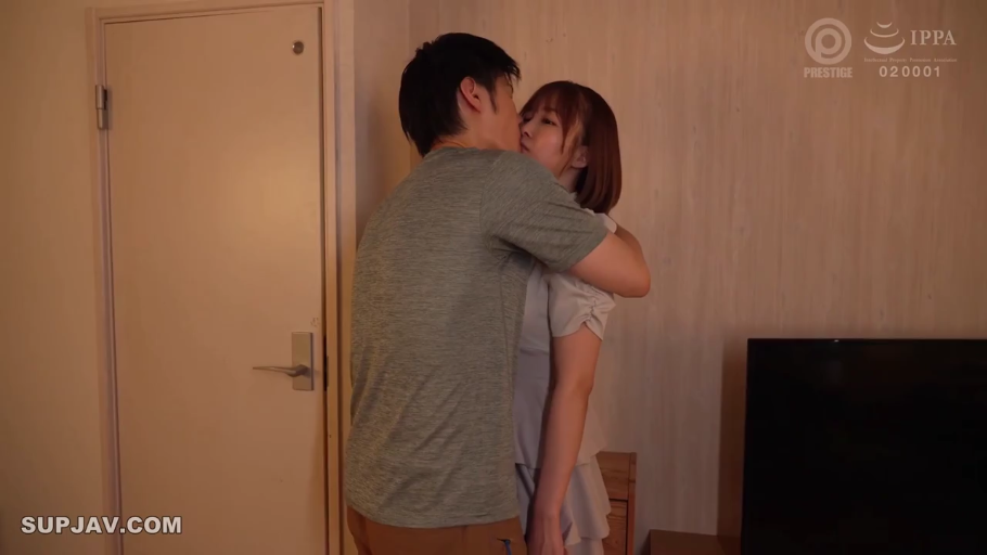 室内 · 投入 · 中景 · 站姿 · 接吻 · 情侣 · 日常装