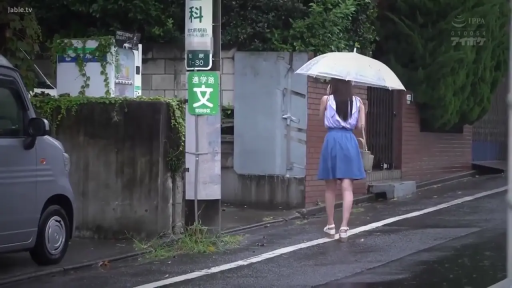 室内 · 专注 · 第一视角 · 面部特写 · 手机 · 拍摄 · 紫色T恤 · 持机