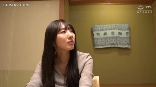 坐姿 · 忧郁 · 和室 · 半身 · 榻榻米 · 交流 · 黑长直 · 休闲衫