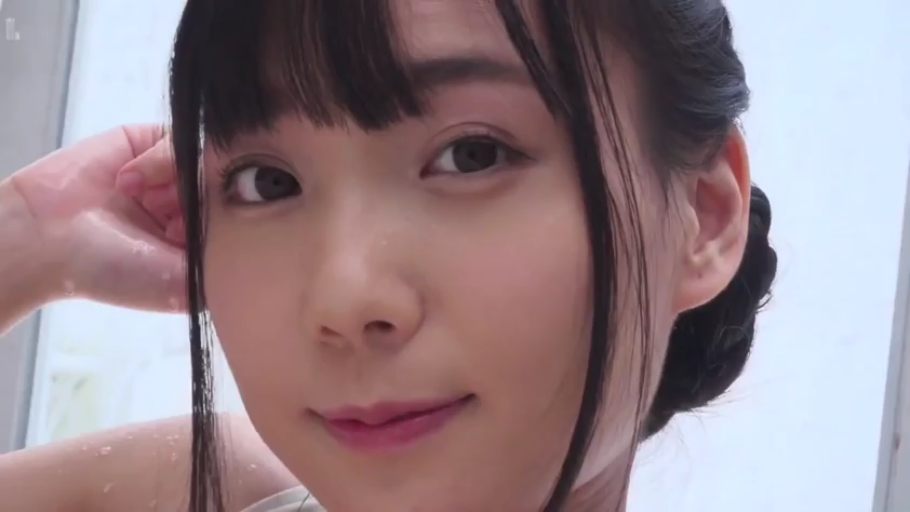 室内 · 顔部のクローズアップ · 濡れ身 · 微笑 · 白い上着 · 注視 · 横に頭を傾ける