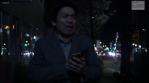 站立 · 看手机 · 手机 · 上半身 · 西装 · 室外街道 · 震惊 · 中年男性