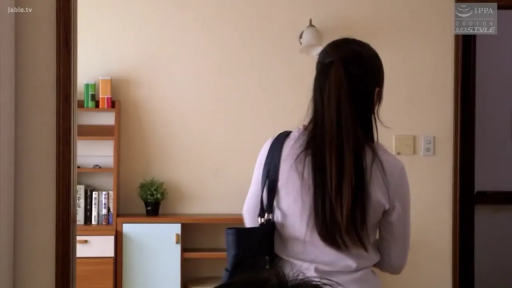 室內 · 站立 · 中景 · 挎包 · 平淡 · 書架 · 灰色長袖衫