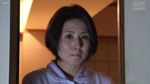 室内 · 平静 · 面部特写 · 注视 · 短发 · 睡衣 · 正面站立