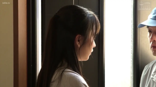 严肃 · 站立 · 剧情 · 制服 · 对视 · 门 · 侧脸 · 门口