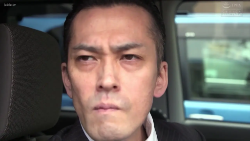 坐姿 · 严肃 · 脸部 · 凝视 · 车内 · 西装 · 男性