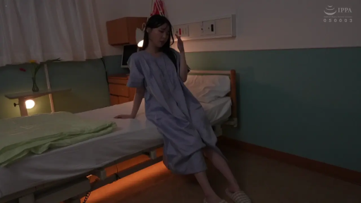 坐姿 · 病床 · 中景 · 昏暗灯光 · 医院病房 · 疲惫 · 病号服 · 休息