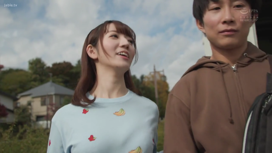 Conversation · Smile · Plot · Outdoor · 背包 · 站立行走 · 休闲长袖