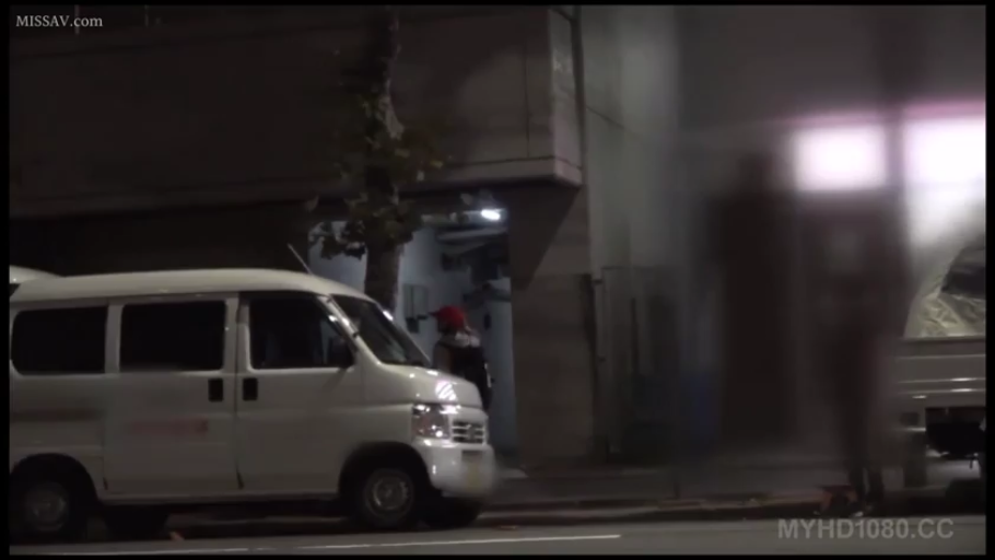 室内 · 面部 · 微笑 · 水手服 · 金发 · 开心 · 前倾