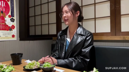 坐姿 · 眼镜 · 微笑 · 上半身 · 餐厅 · 用餐 · 餐具 · 皮夹克