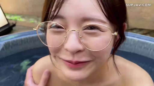 俯身 · 脸部特写 · 全裸 · 微笑 · 第一人称视角 · 沐浴 · 露天浴池 · 圆框眼镜