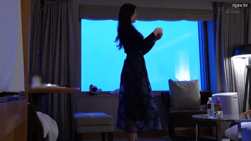 Indoor · Stand · Display · 全景 · 平静 · Everyday Clothing · 桌椅