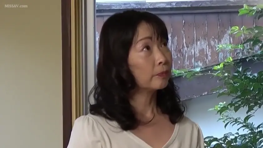 站姿 · 平静 · 面部特写 · 白色上衣 · 室内窗边 · 熟女题材 · 望向侧方 · 绿色植物