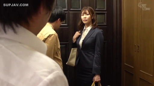 严肃 · 站立 · 半身 · 职业装 · 手提包 · 凝视 · 熟女 · 门口