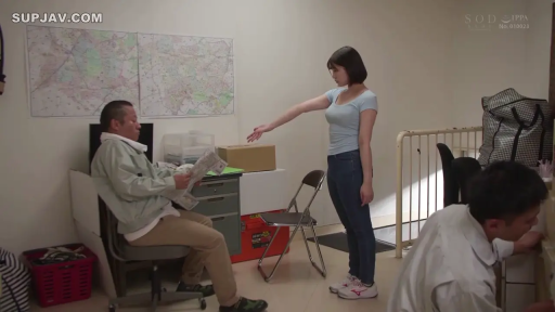 交谈 · 严肃 · 办公室 · 站姿 · 浅蓝色T恤 · 工作场景 · 地图