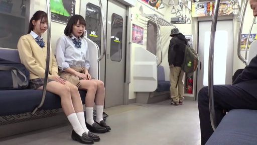 严肃 · 站立 · 中景 · 客厅 · 手机 · 昏暗 · 打电话 · 淑女装