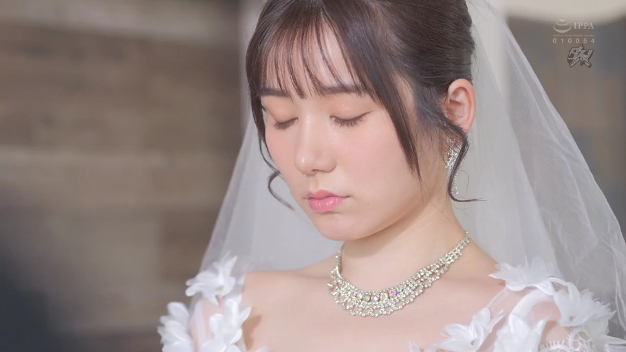 室内 · 严肃 · 单人 · 眼镜 · 脸部特写 · 站立 · 灰色上衣 · 注视