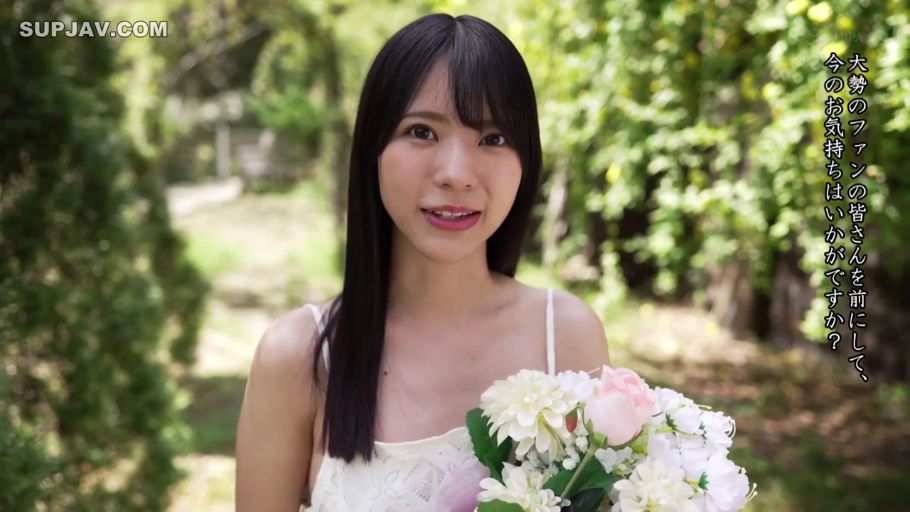 上半身特写 · 甜美微笑 · 清纯风格 · 户外园林 · 正面站姿 · 面对镜头说话 · 白色蕾丝吊带裙 · 粉白花束