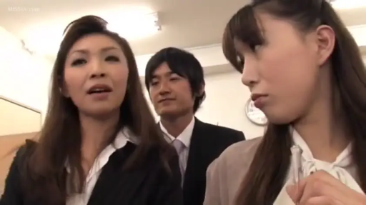 办公室 · 站立 · 半身 · 职业装 · 交流 · 疑惑 · 群像 · 圆珠笔