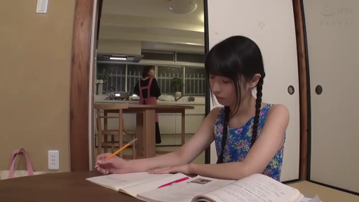 坐姿 · 专注 · 中景 · 笔 · 写字 · 民宅 · 蓝色碎花裙