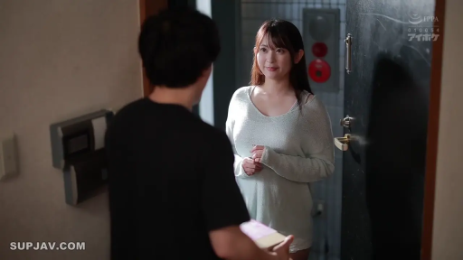 站立 · 微笑 · 半身 · 交流 · 针织衫 · 门口