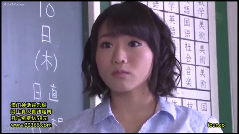 教室 · 站姿 · 面部特写 · 呆滞 · 注视 · 黑板 · 浅蓝色衬衫 · 教师角色