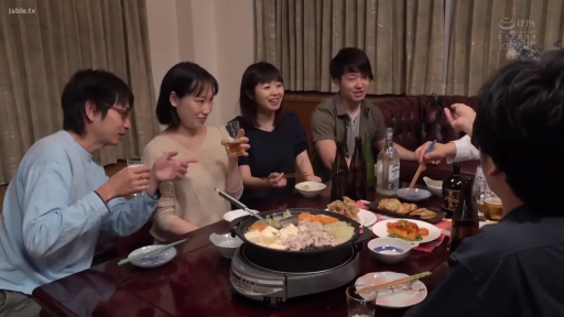 坐姿 · 中景 · 休闲装 · 餐厅 · 多人聚会 · 聚餐饮酒 · 餐具酒瓶 · 愉悦交谈