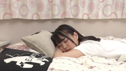 面部 · 卧室 · 平静 · 枕头 · 侧卧 · 白色T恤 · 睡眠