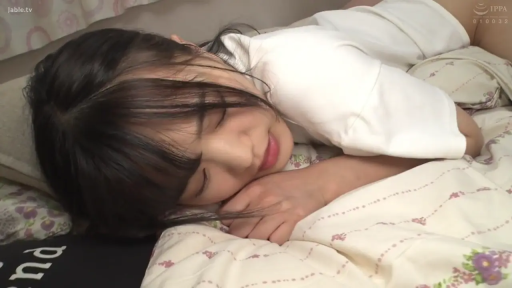 卧室 · 闭眼 · 枕头 · 面部特写 · 侧卧 · 白色T恤 · 睡觉 · 居家长发