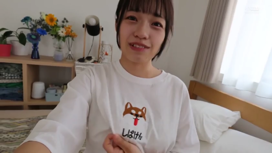 坐姿 · 卧室 · 微笑 · 床 · 居家 · 上半身 · 白色印花T恤 · 撩起衣角