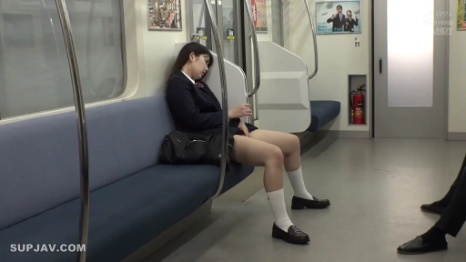 站立 · 中景 · 微笑 · 户外 · 铁丝网 · 美少女 · 彩虹毛衣 · 手扶围栏