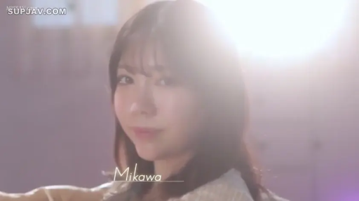 室内 · 坐姿 · 微笑 · 面部特写 · 注视 · 逆光 · 浅色衬衫