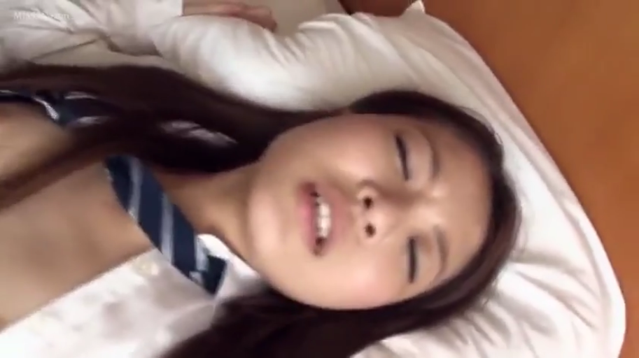 脸部特写 · 卧室 · 迷离 · 枕头 · 仰卧 · JK制服 · 呻吟 · 长发