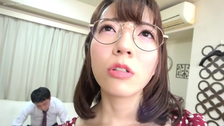 室内 · 脸部特写 · 仰头 · 红色波点裙