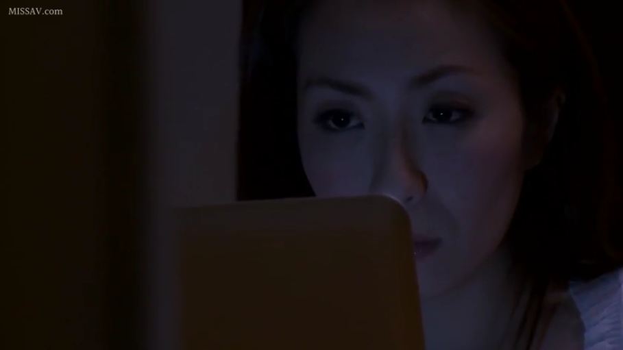 性交 · 全裸 · 卧室 · 中景 · 项链 · 痛苦 · 熟女 · 立位后入
