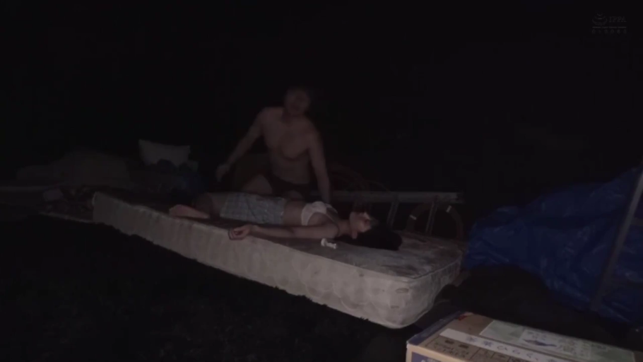 站立 · 中景 · 厨房 · 平淡 · 橱柜 · 白色吊带 · 老少配 · 揉胸