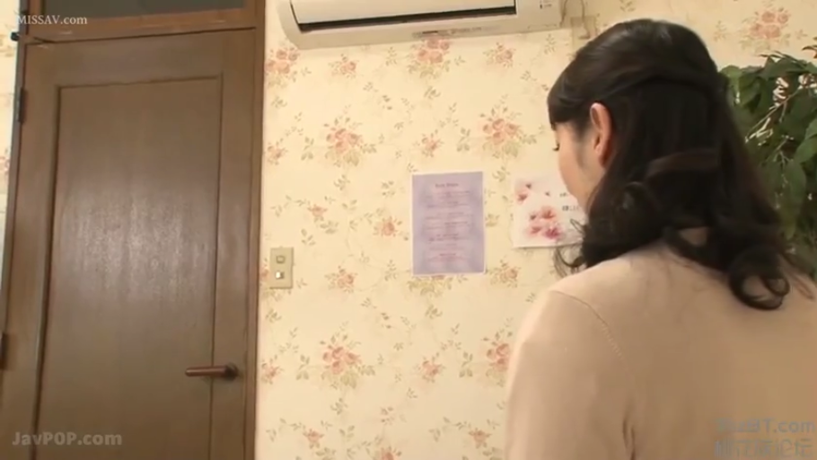 室内 · 站立 · 米色上衣 · 观看