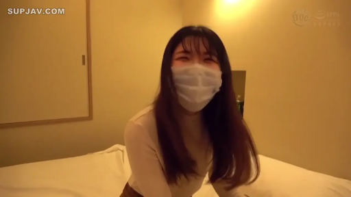 坐姿 · 卧室 · 面对镜头 · 半身 · 长发 · 口罩 · 眯眼笑 · 浅色长袖上衣