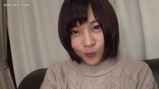 室内 · 坐姿 · 面部特写 · 高领毛衣 · 注视镜头 · 短发 · 含蓄