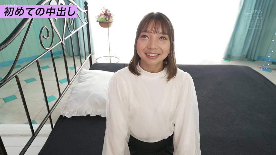 室内 · 坐姿 · 全裸 · 上半身 · 平淡 · 长发 · 遮胸