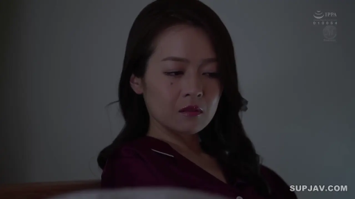 室内 · 坐姿 · 面部 · 沉思 · 忧郁 · 昏暗 · 紫色睡衣