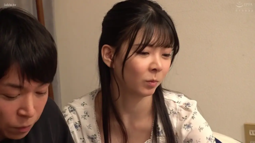 室内 · 坐姿 · 交谈 · 严肃 · 脸部特写 · 居家 · 碎花上衣