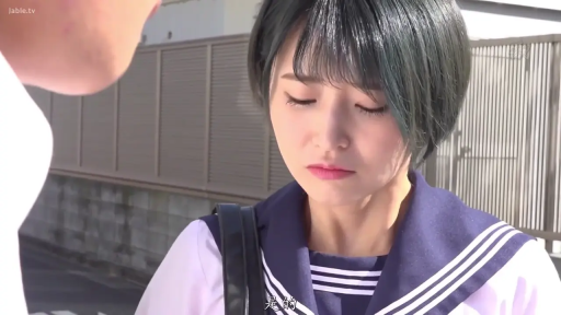 面部 · 站立 · 微笑 · 户外 · 街头 · 受访 · 白色T恤配背带裙