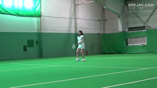 专注 · 网球拍 · 阳光 · 全身照 · 网球服 · 网球场 · 持拍站立 · 网球运动