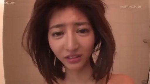 全裸 · 浴室 · 站立 · 迷离 · 面部特写 · 凝视 · 花洒 · 短发